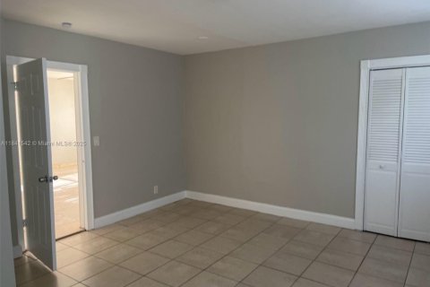 House in Hollywood, Florida 3 bedrooms, 100.71 sq.m. № 2068308 - photo 16