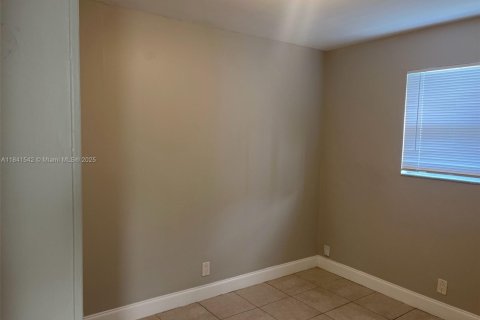 House in Hollywood, Florida 3 bedrooms, 100.71 sq.m. № 2068308 - photo 19