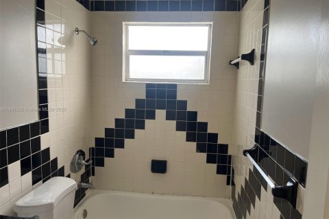 House in Hollywood, Florida 3 bedrooms, 100.71 sq.m. № 2068308 - photo 23