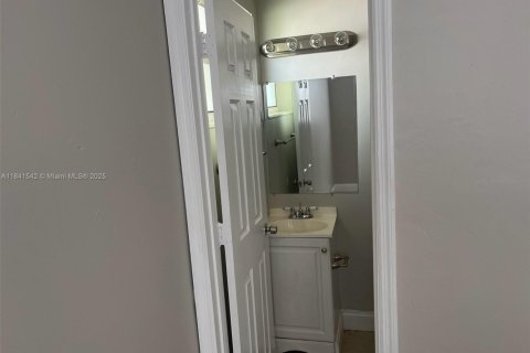 House in Hollywood, Florida 3 bedrooms, 100.71 sq.m. № 2068308 - photo 18