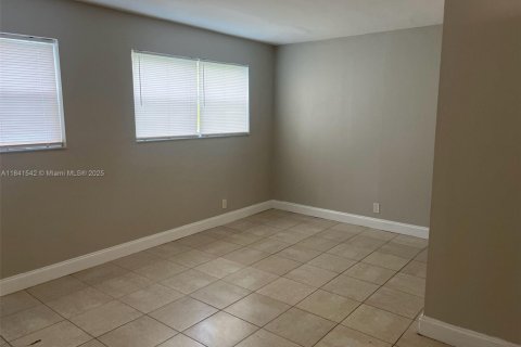 House in Hollywood, Florida 3 bedrooms, 100.71 sq.m. № 2068308 - photo 14