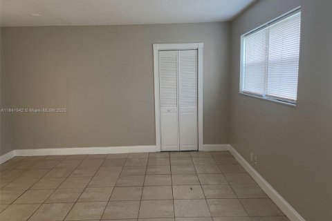 House in Hollywood, Florida 3 bedrooms, 100.71 sq.m. № 2068308 - photo 15