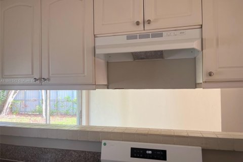 House in Hollywood, Florida 3 bedrooms, 100.71 sq.m. № 2068308 - photo 12