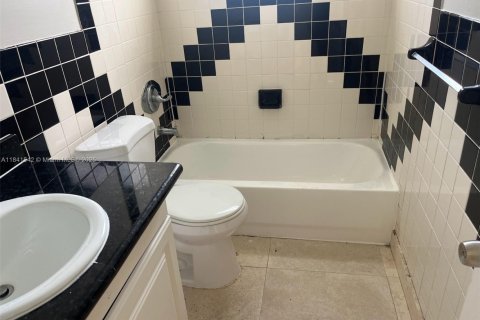 House in Hollywood, Florida 3 bedrooms, 100.71 sq.m. № 2068308 - photo 24