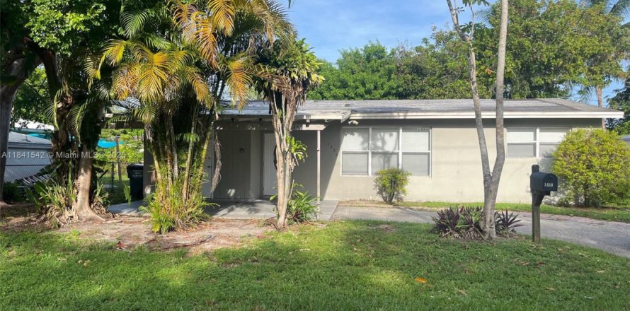 House in Hollywood, Florida 3 bedrooms, 100.71 sq.m. № 2068308