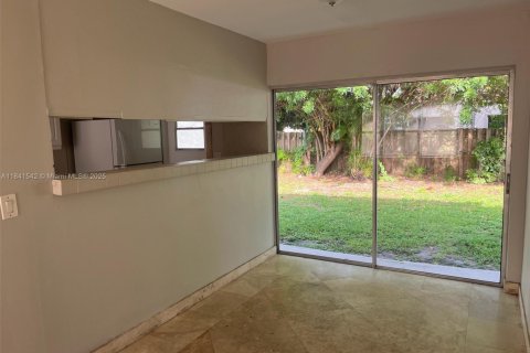 House in Hollywood, Florida 3 bedrooms, 100.71 sq.m. № 2068308 - photo 6