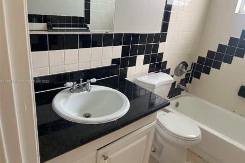 House in Hollywood, Florida 3 bedrooms, 100.71 sq.m. № 2068308 - photo 26