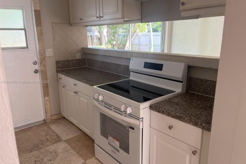 House in Hollywood, Florida 3 bedrooms, 100.71 sq.m. № 2068308 - photo 10