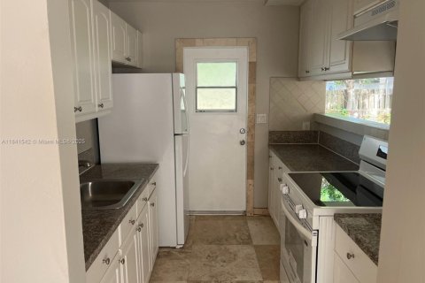 House in Hollywood, Florida 3 bedrooms, 100.71 sq.m. № 2068308 - photo 9