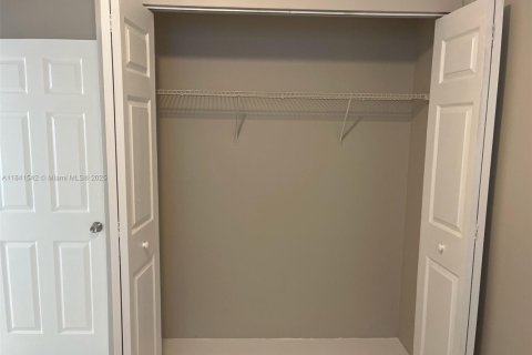 House in Hollywood, Florida 3 bedrooms, 100.71 sq.m. № 2068308 - photo 22