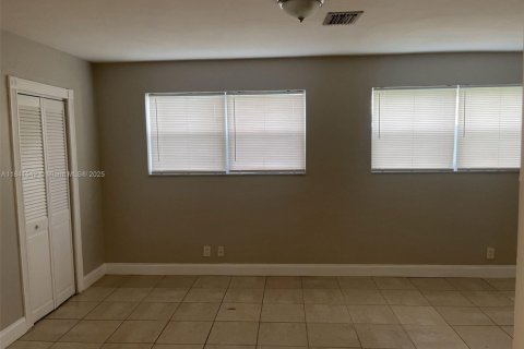 House in Hollywood, Florida 3 bedrooms, 100.71 sq.m. № 2068308 - photo 13