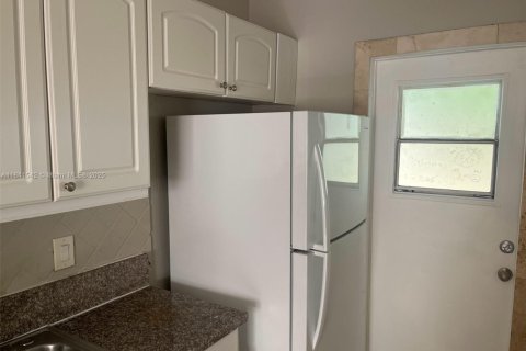 House in Hollywood, Florida 3 bedrooms, 100.71 sq.m. № 2068308 - photo 11