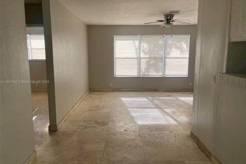 House in Hollywood, Florida 3 bedrooms, 100.71 sq.m. № 2068308 - photo 8