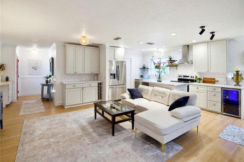 House in Winter Park, Florida 4 bedrooms, 270.9 sq.m. № 2415352 - photo 12
