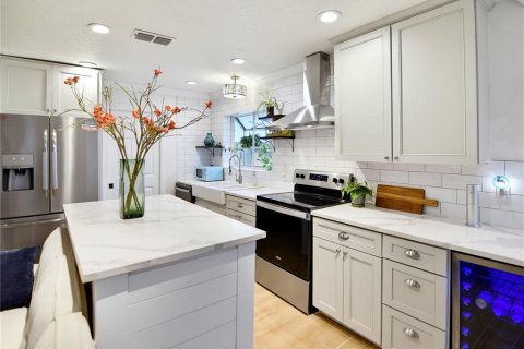 House in Winter Park, Florida 4 bedrooms, 270.9 sq.m. № 2415352 - photo 7