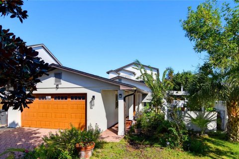 House in Winter Park, Florida 4 bedrooms, 270.9 sq.m. № 2415352