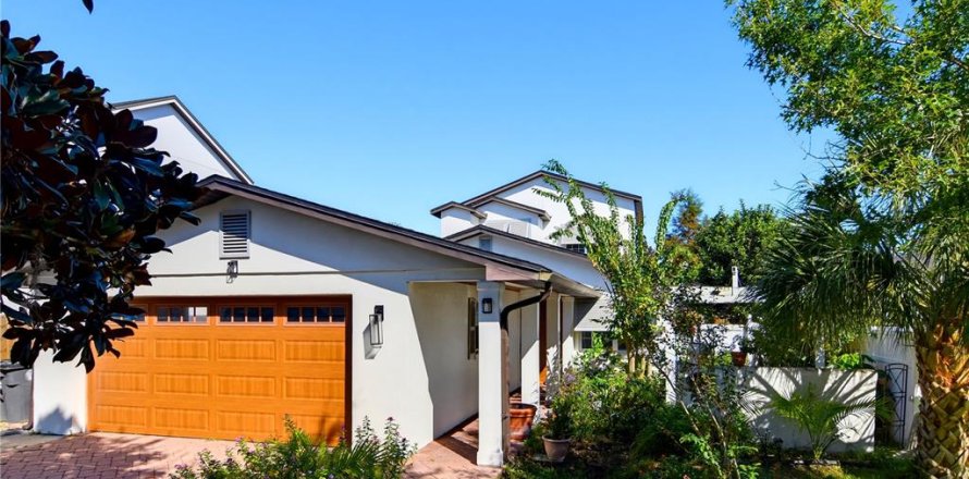 House in Winter Park, Florida 4 bedrooms, 270.9 sq.m. № 2415352