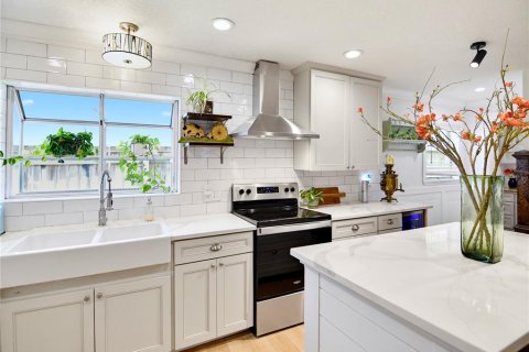 House in Winter Park, Florida 4 bedrooms, 270.9 sq.m. № 2415352 - photo 9