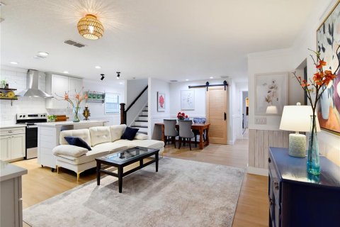 House in Winter Park, Florida 4 bedrooms, 270.9 sq.m. № 2415352 - photo 3