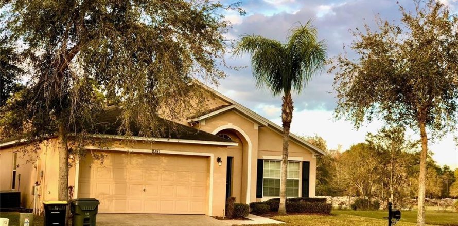 House in Davenport, Florida 5 bedrooms, 156.08 sq.m. № 1791705