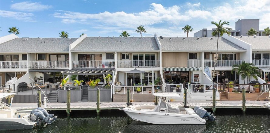 Adosado en North Miami Beach, Florida 3 dormitorios, 149.57 m2 № 1968409