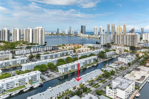 Adosado en venta en North Miami Beach, Florida, 3 dormitorios, 149.57 m2 № 1968409 - foto 4