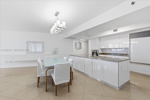 Купить кондоминиум в Санни-Айлс-Бич, Флорида 2 спальни, 175.21м2, № 2066148 - фото 10