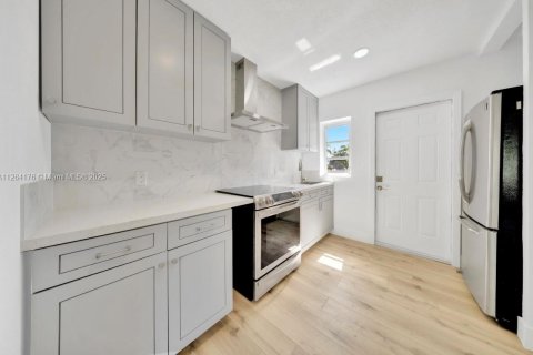 House in Hialeah, Florida 2 bedrooms, 76.64 sq.m. № 1985296 - photo 5