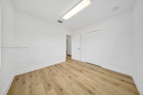 House in Hialeah, Florida 2 bedrooms, 76.64 sq.m. № 1985296 - photo 16