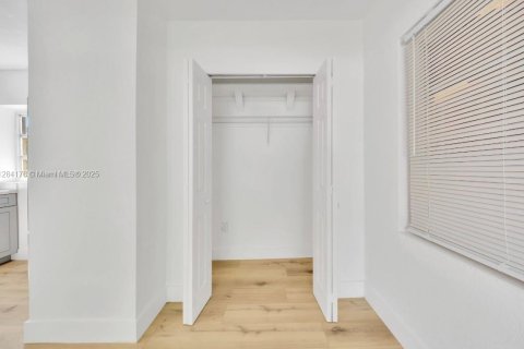 House in Hialeah, Florida 2 bedrooms, 76.64 sq.m. № 1985296 - photo 9