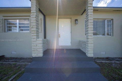 House in Hialeah, Florida 2 bedrooms, 76.64 sq.m. № 1985296 - photo 2