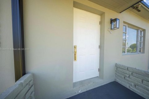House in Hialeah, Florida 2 bedrooms, 76.64 sq.m. № 1985296 - photo 3
