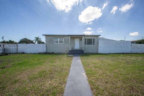 House in Hialeah, Florida 2 bedrooms, 76.64 sq.m. № 1985296 - photo 1