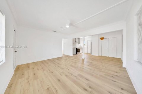 House in Hialeah, Florida 2 bedrooms, 76.64 sq.m. № 1985296 - photo 7