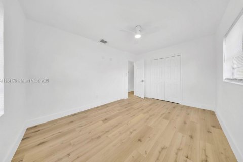 House in Hialeah, Florida 2 bedrooms, 76.64 sq.m. № 1985296 - photo 14