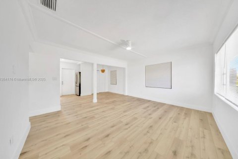 House in Hialeah, Florida 2 bedrooms, 76.64 sq.m. № 1985296 - photo 10