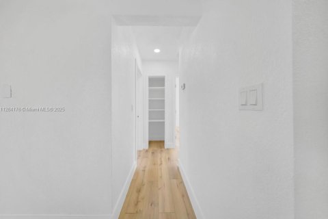 House in Hialeah, Florida 2 bedrooms, 76.64 sq.m. № 1985296 - photo 11