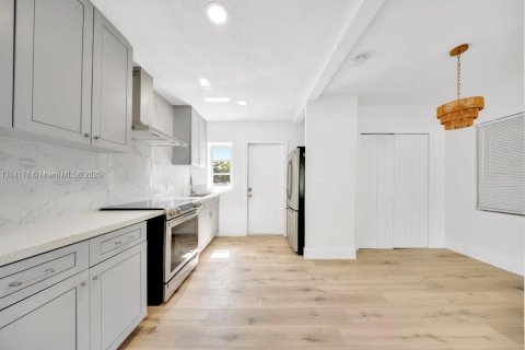 House in Hialeah, Florida 2 bedrooms, 76.64 sq.m. № 1985296 - photo 6