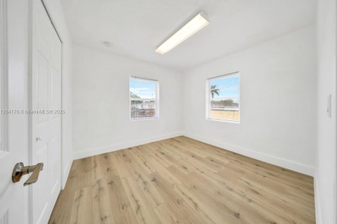 House in Hialeah, Florida 2 bedrooms, 76.64 sq.m. № 1985296 - photo 15