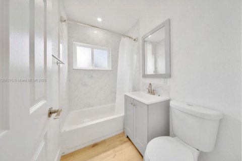 House in Hialeah, Florida 2 bedrooms, 76.64 sq.m. № 1985296 - photo 18