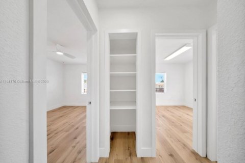 House in Hialeah, Florida 2 bedrooms, 76.64 sq.m. № 1985296 - photo 12