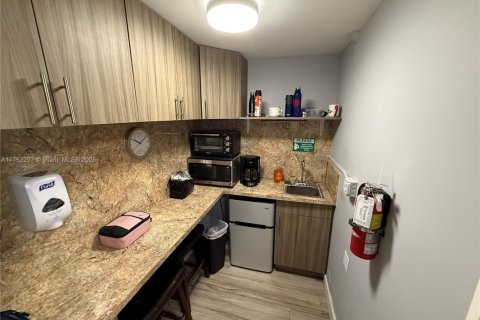 Immobilier commercial à vendre à Doral, Floride № 1729712 - photo 6