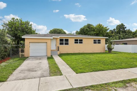 House in Miami Gardens, Florida 3 bedrooms, 127.93 sq.m. № 1844023 - photo 2