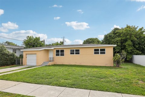 House in Miami Gardens, Florida 3 bedrooms, 127.93 sq.m. № 1844023 - photo 4