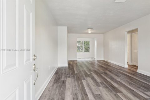 House in Miami Gardens, Florida 3 bedrooms, 127.93 sq.m. № 1844023 - photo 15