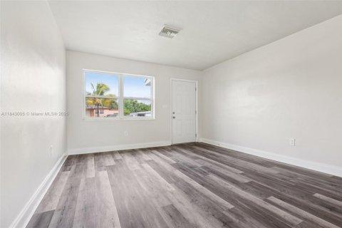 House in Miami Gardens, Florida 3 bedrooms, 127.93 sq.m. № 1844023 - photo 7