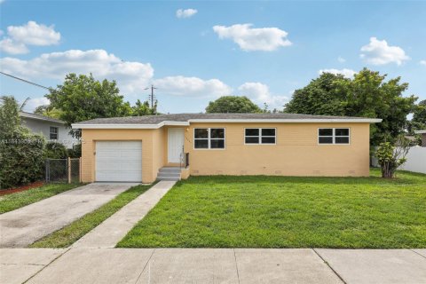 House in Miami Gardens, Florida 3 bedrooms, 127.93 sq.m. № 1844023 - photo 1