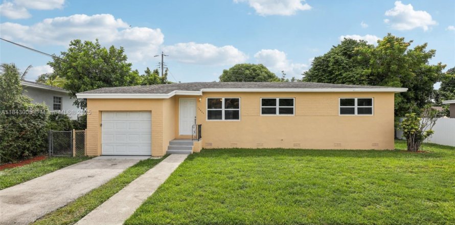 House in Miami Gardens, Florida 3 bedrooms, 127.93 sq.m. № 1844023