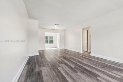 House in Miami Gardens, Florida 3 bedrooms, 127.93 sq.m. № 1844023 - photo 10