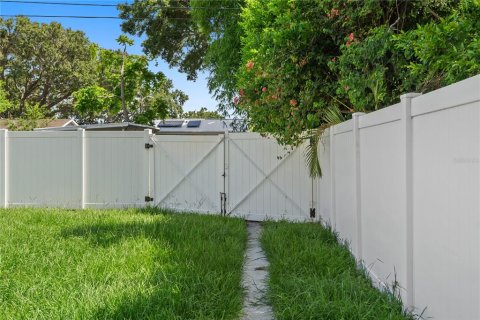 House in Saint Petersburg, Florida 3 bedrooms, 118.54 sq.m. № 1786244 - photo 26
